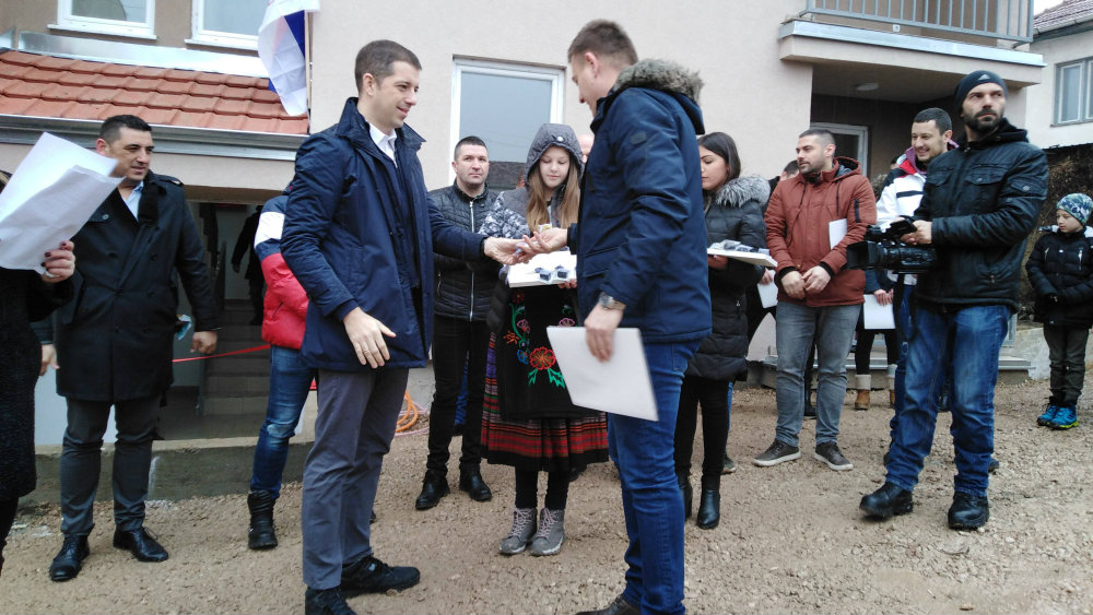 Đurić uručio ključeve novih stanova u Kosovskoj Mitrovici 1