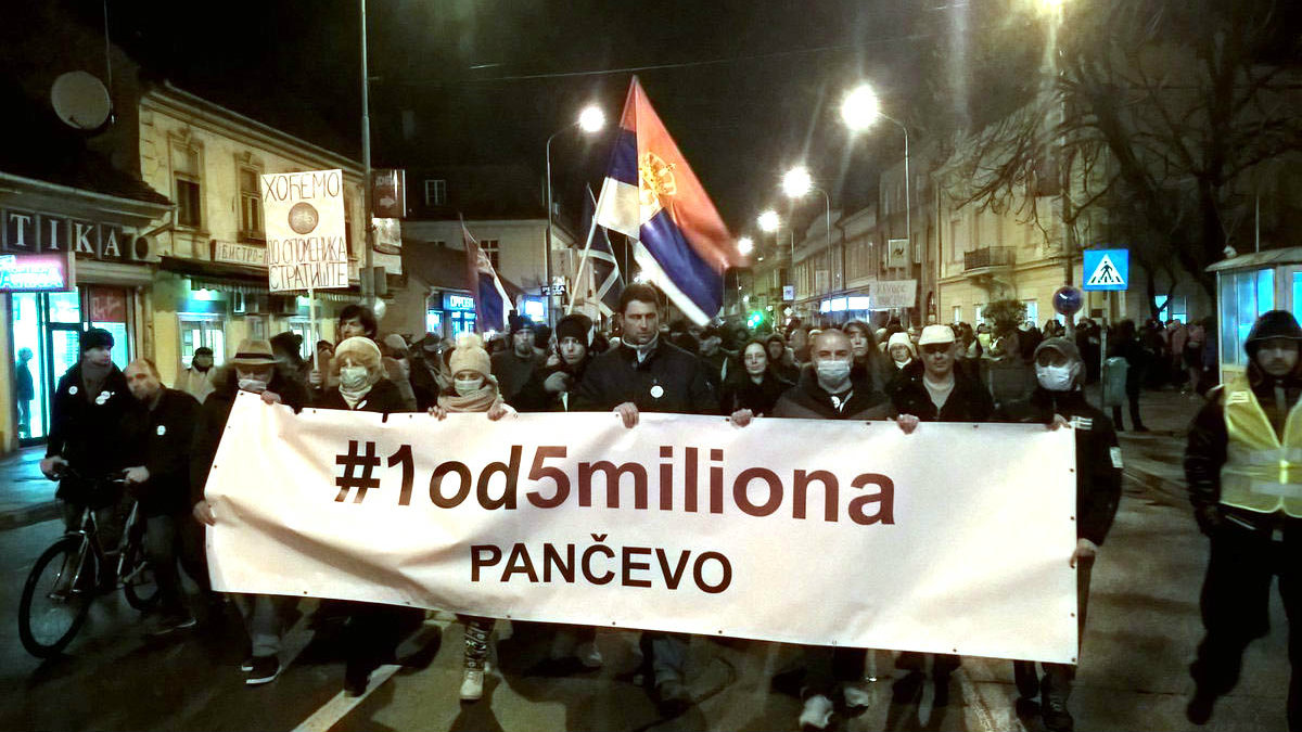 Na učesnike protesta Jedan od pet miliona u Pančevu bačena piksla 1