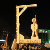 Nošenje makete vešala nije nikakvo krivično delo 14