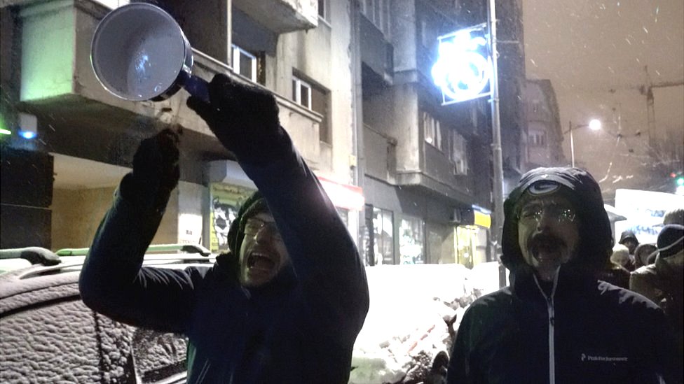 „1 od 5 miliona": Dva meseca na ulicama Beograda i Srbije, šta dalje 7 Demonstranti po snegu lupaju u šerpe tokom šetnje.