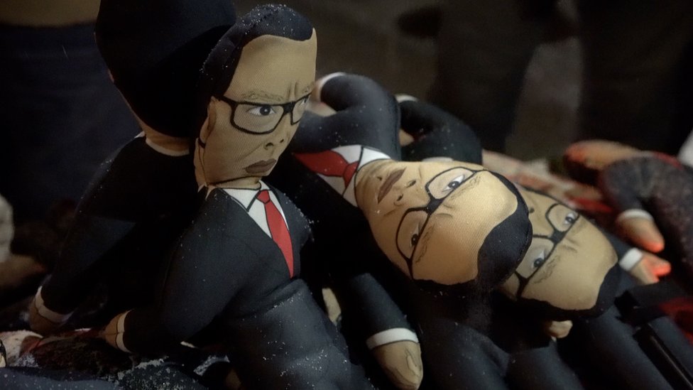 „1 od 5 miliona": Dva meseca na ulicama Beograda i Srbije, šta dalje 2 Lutke sa likom Aleksandra Vučića na štandu na kome se prodaju tokom protesta.