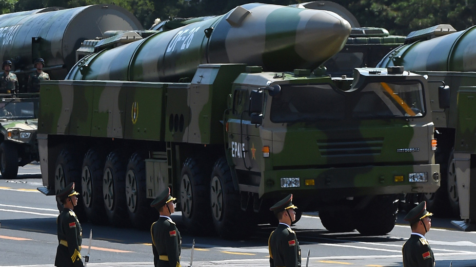 Vojna vozila nose DF-26 rakete tokom parade u Pekingu