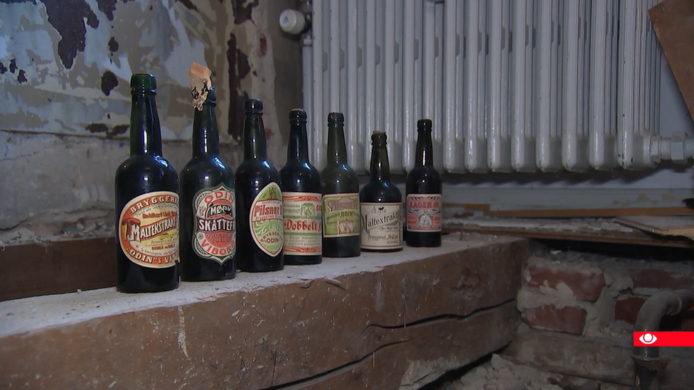 Sedam pivskih flaša starih 113 godina