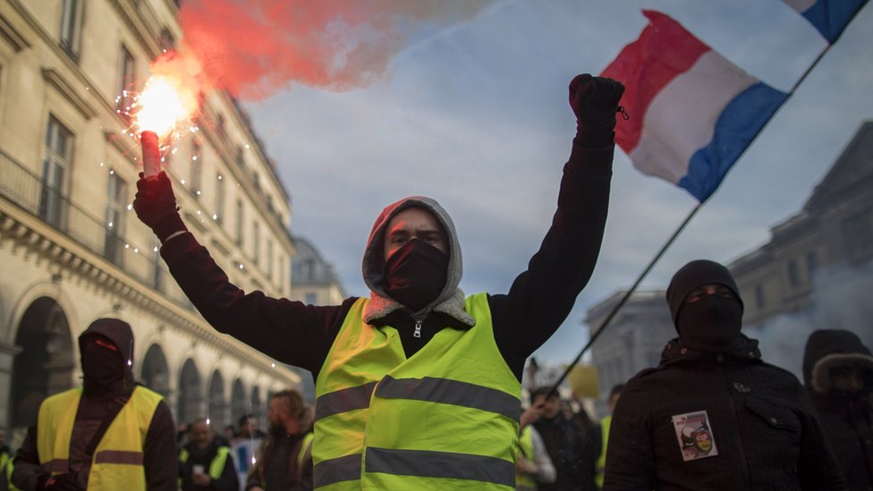 „Žuti prsluci“: Novi sukob Francuske i Italije, opozvan ambasador 2 Protesters march during a nationwide strike in Paris, France, 5 February 2019