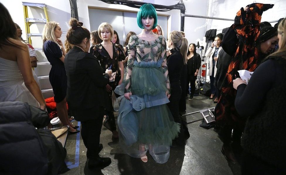 Njujork: Paris Hilton i devet drugih ključnih tačaka 11 Models prepare backstage