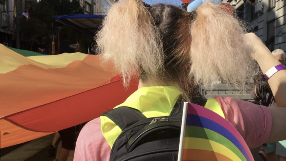 LGBT zastava na paradi ponosa u Beogradu 2018.