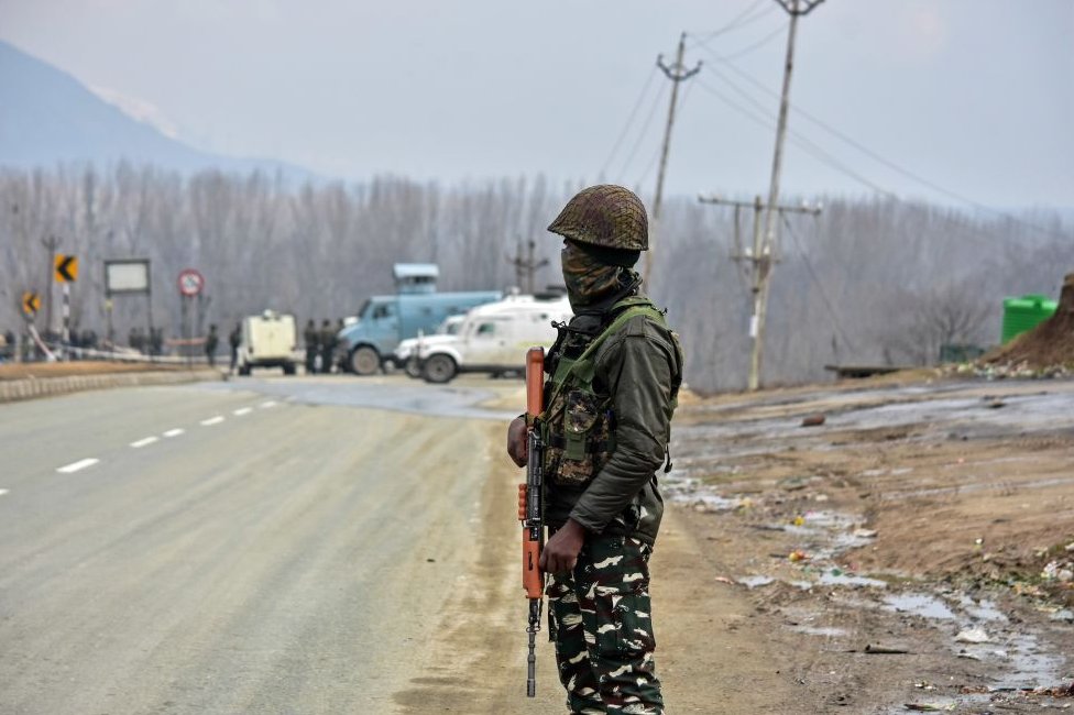 Napad na Pulvama: Četiri indijska vojnika poginula u pucnjavi u Kašmiru 2 A paramilitary trooper seen standing guard close to the site of the blast, about 28kms from Srinagar.