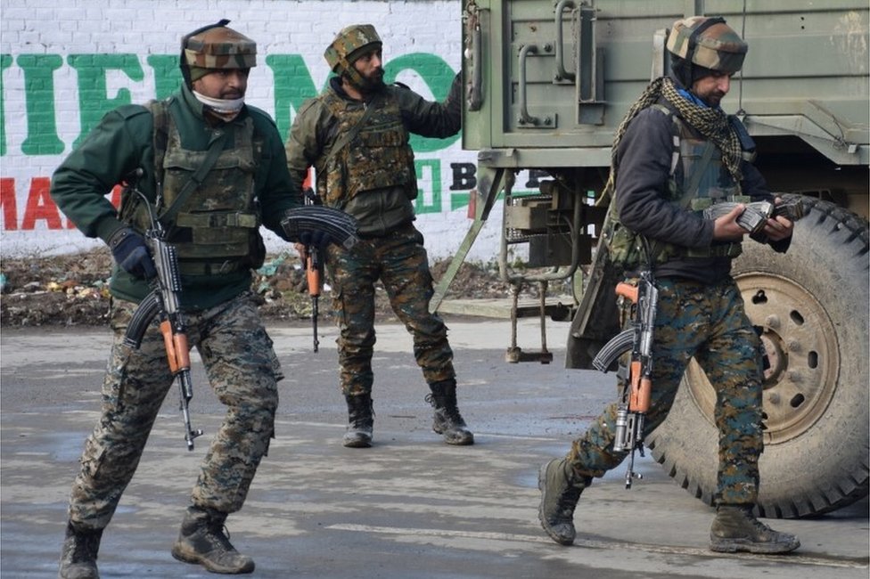 Napad na Pulvama: Četiri indijska vojnika poginula u pucnjavi u Kašmiru 1 Indian Army soldiers arrive near the site of a gun battle between suspected militants and Indian security forces in Pinglan village in south Kashmir"s Pulwama district February 18, 2019