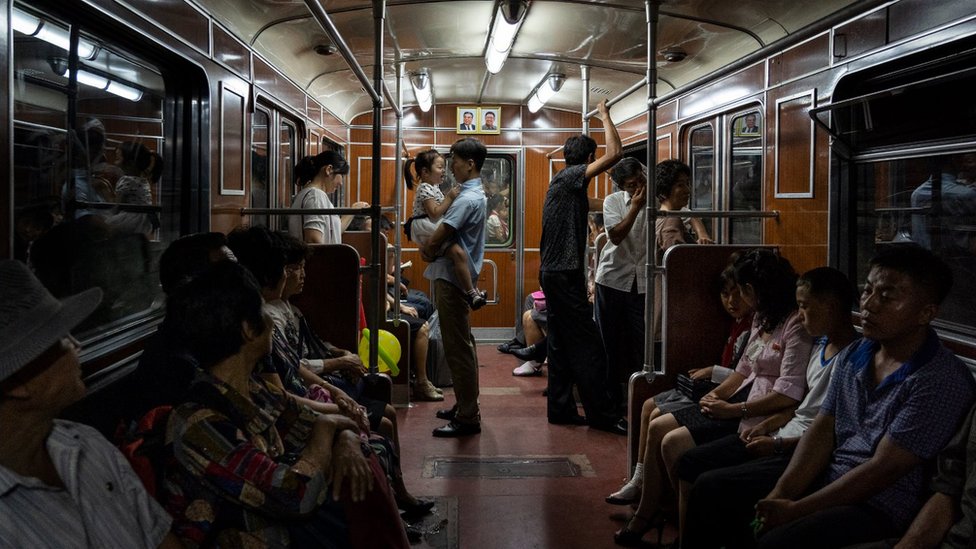 U fotografijama : Odrastanje u Severnoj Koreji 6 A family rides the metro in Pyongyang