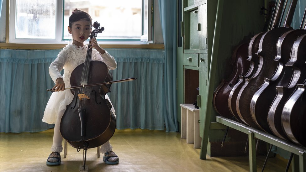 U fotografijama : Odrastanje u Severnoj Koreji 1 Girl plays a cello