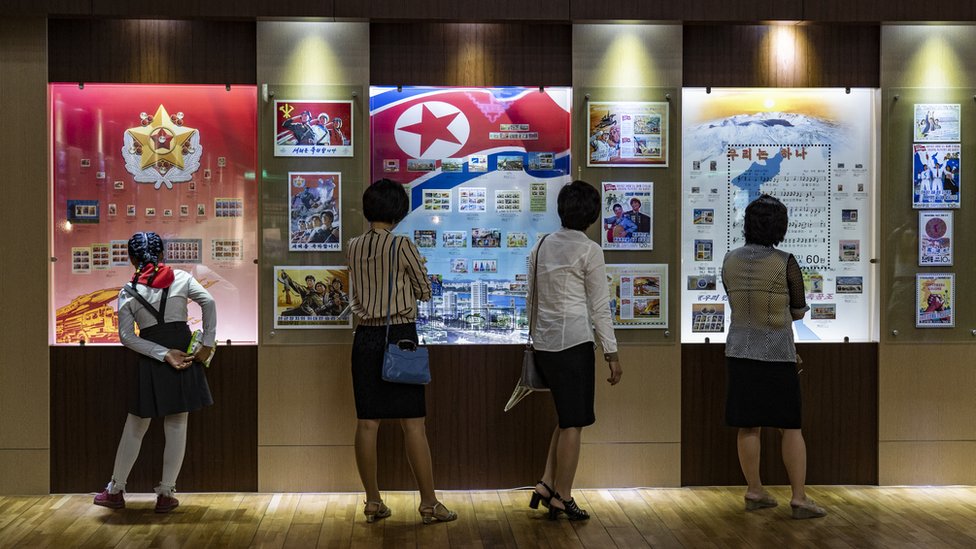 U fotografijama : Odrastanje u Severnoj Koreji 10 A young school girl (left), her mother (second from the left) and two women at the stamp museum in Pyongyang