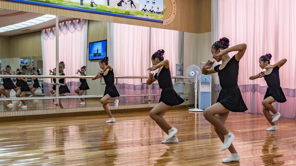 U fotografijama : Odrastanje u Severnoj Koreji 11 Dance class at the Mangyongdae schoolchildren's palace in Pyongyang