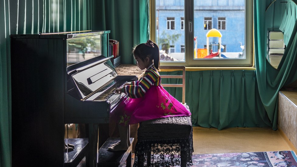 U fotografijama : Odrastanje u Severnoj Koreji 13 Girl in traditional dress plays the piano