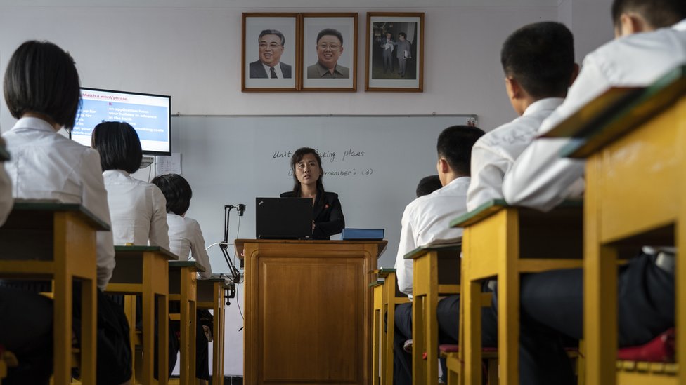 U fotografijama : Odrastanje u Severnoj Koreji 15 A teacher in front of her class