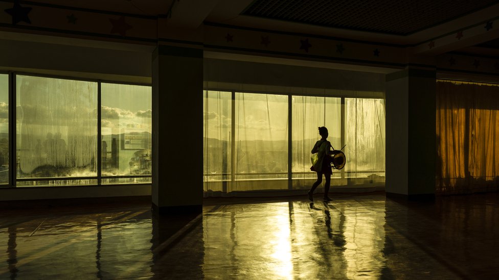 U fotografijama : Odrastanje u Severnoj Koreji 2 Young girl plays a traditional Korean drum