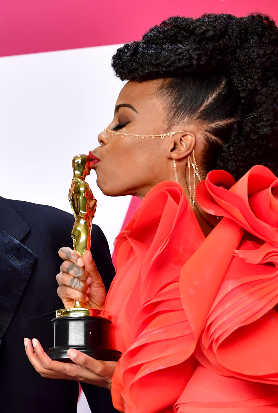 Hannah Beachler kissing her Oscar award