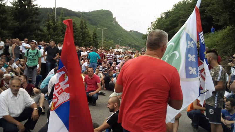 Vučić malinarima: Predsednik ne može da krši Ustav 1