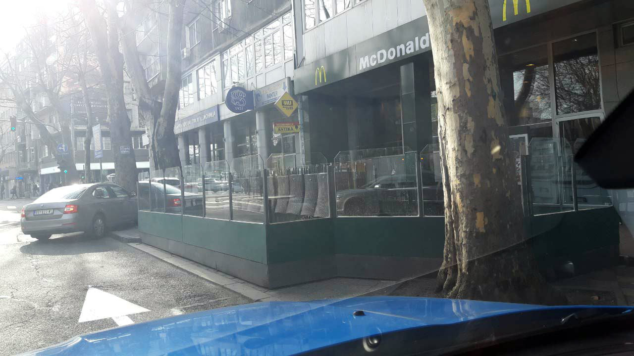 Ugostitelji sa Vračara protiv uklanjanja bašti zbog parkinga 1