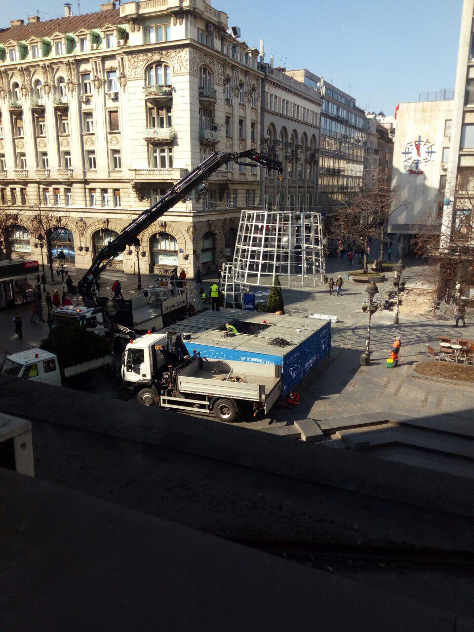 Uklonjena novogodišnja jelka sa Trga Republike u Beogradu 3