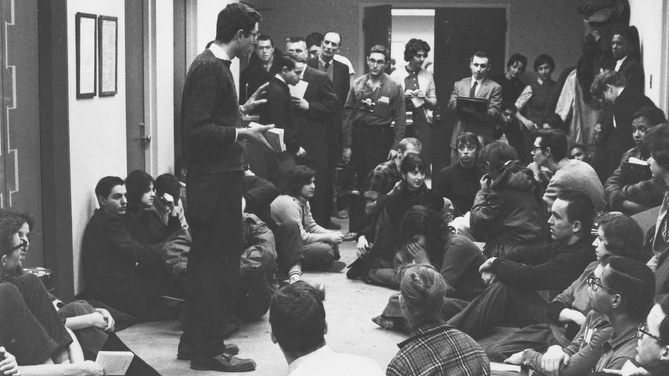 Berni Sanders najavio novu kandidaturu za predsednika Amerike „Vreme je da završimo revoluciju" 2 Bernie Sanders speaks at a Committee on Racial Equality Sit-In in 1962