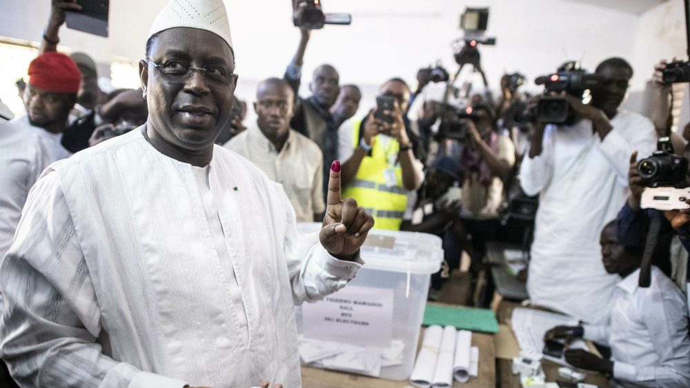 Senegalski predsednik Maki Sal ponovo izabran u prvom krugu sa 58,27 odsto glasova 1