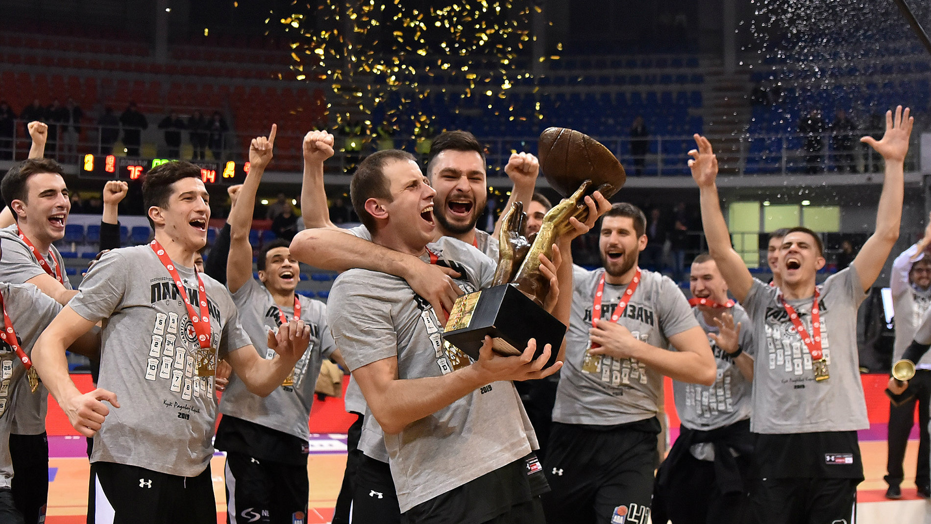 Košarkaši Zvezde napustili dodelu medalja 1