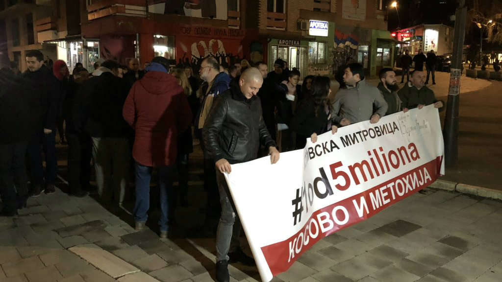 Na protestu u Kosovskoj Mitrovici oko 100 ljudi (VIDEO) 1