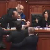 Opozicionar isprskao bojom Edija Ramu (VIDEO) 1