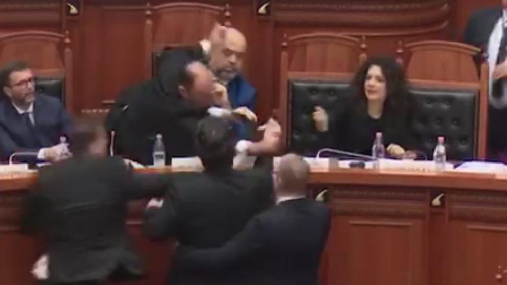 Opozicionar isprskao bojom Edija Ramu (VIDEO) 1