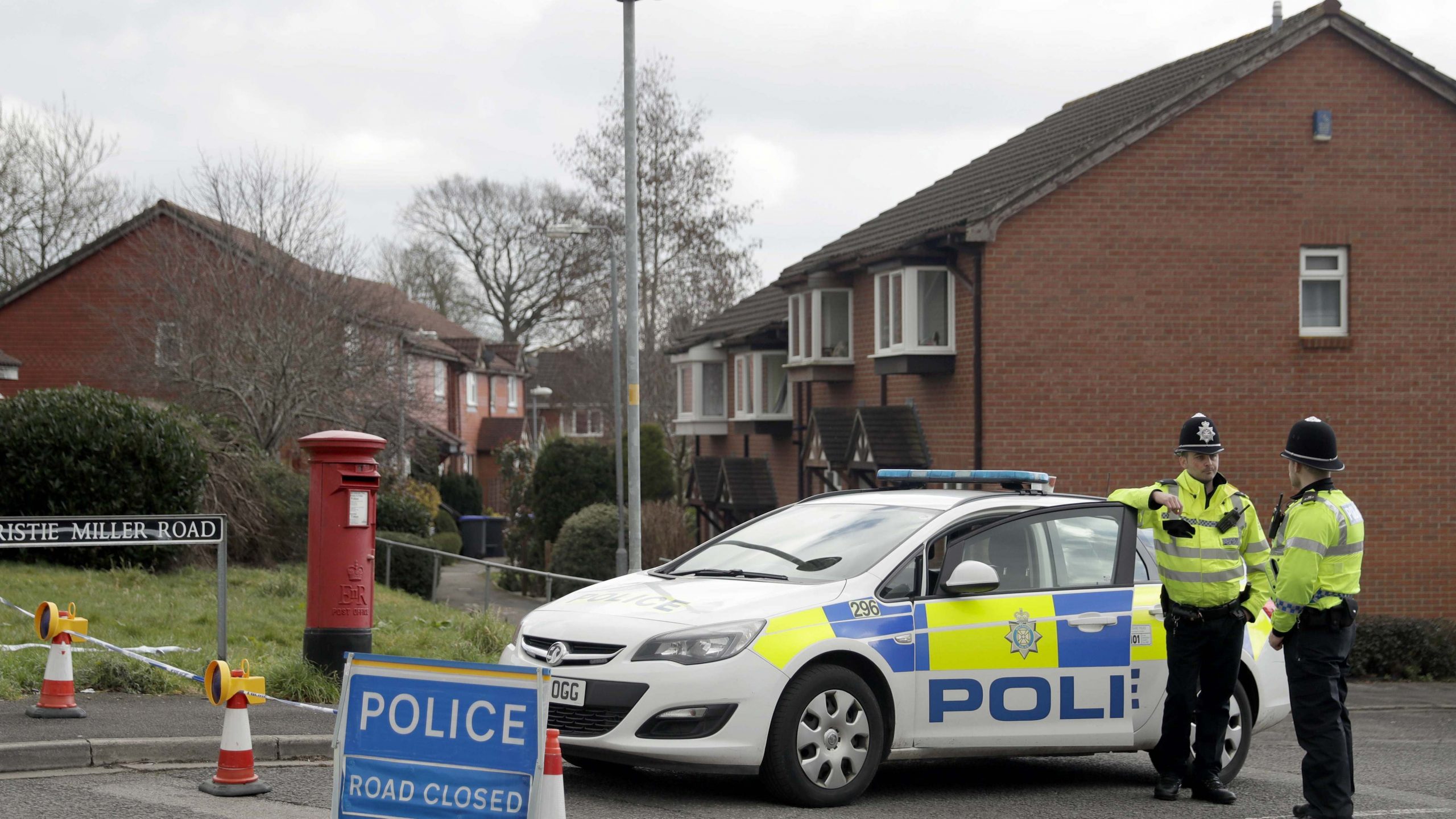 Zastava Rusije osvanula na skelama ispred katedrale u Solsberiju 1