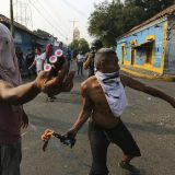 Demonstranti suprotstavljenih strana na ulicama Karakasa 6