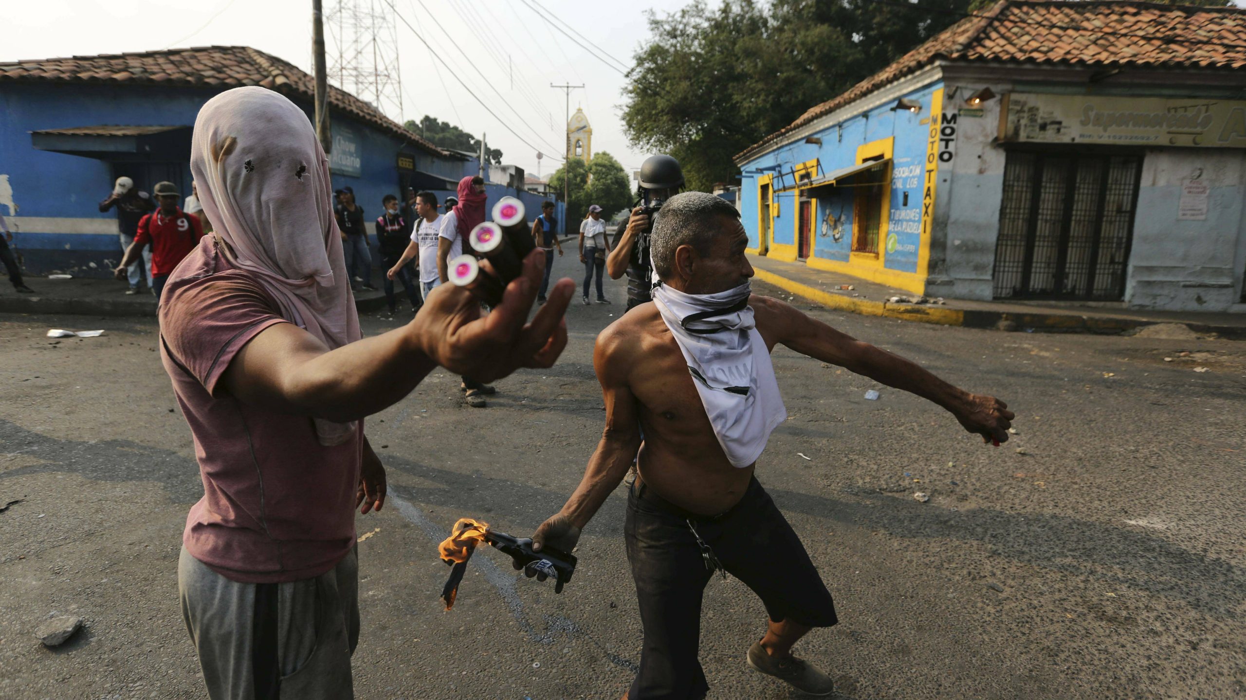 Demonstranti suprotstavljenih strana na ulicama Karakasa 1