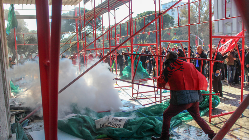 Sukobi na protestu u Tirani, demonstranti pokušali da upadnu u Vladu 1