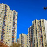 Na ulazima u stambene zgrade u Beogradu obaveštenja o zabrani ulaska aktivista SNS 1