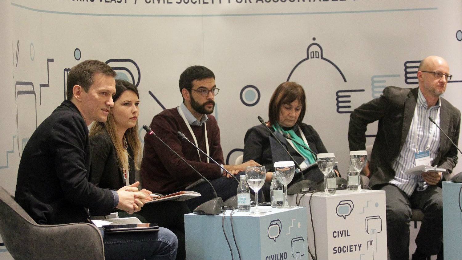 Demokratija pala u institucijama 1