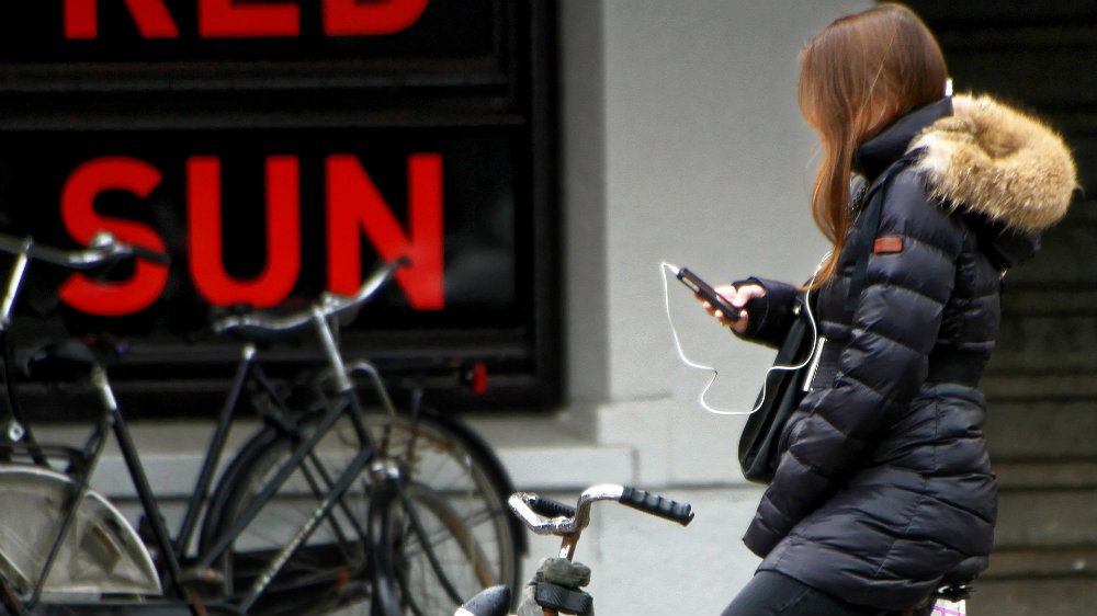 Holandija: Od jula zabranjeno koristiti mobilni na biciklu 1