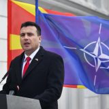 NATO zastava podignuta ispred Vlade u Skoplju 11