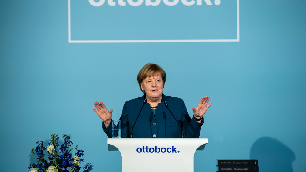 Merkel podržava Junkera i osuđuje napade na njega iz Mađarske 1