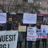 Protest ispred Policijske stanice u Prištini 1