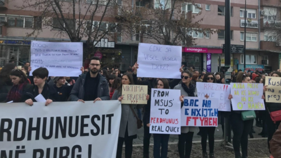 Protest ispred Policijske stanice u Prištini 1
