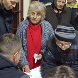 TV Šabac: SNS u Drenovcu deli papiriće s brojevima koje treba zaokružiti 13