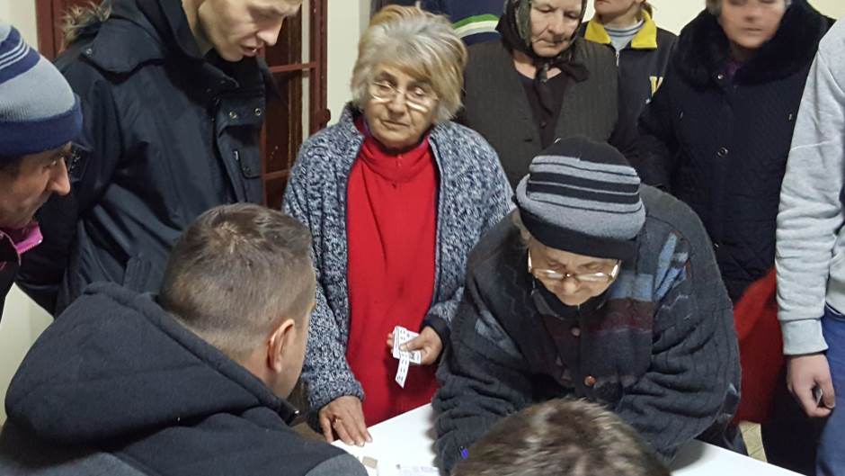 TV Šabac: SNS u Drenovcu deli papiriće s brojevima koje treba zaokružiti 1