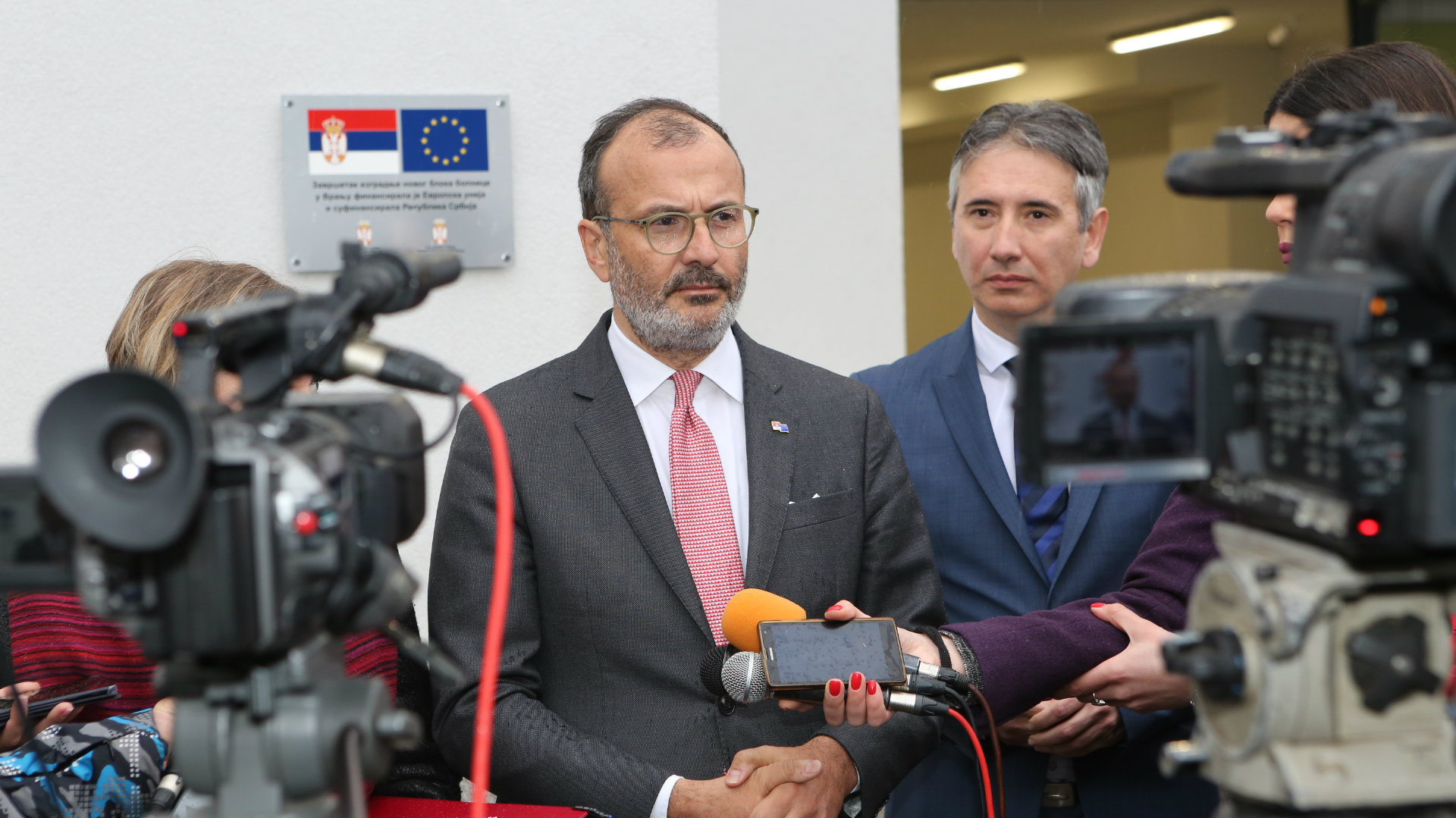 Fabrici uručio ugovore o donaciji za 38 preduzeća iz više okruga Srbije 1