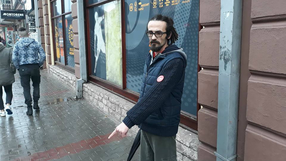 Napadnut zato što je nosio bedž "1 od 5 miliona" 1