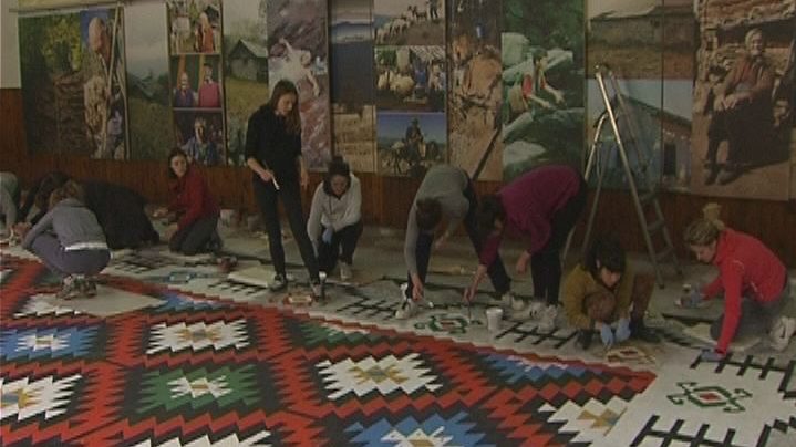 Pirotski ćilim oslikan na podu sale Doma kulture u selu Dojkinci 1