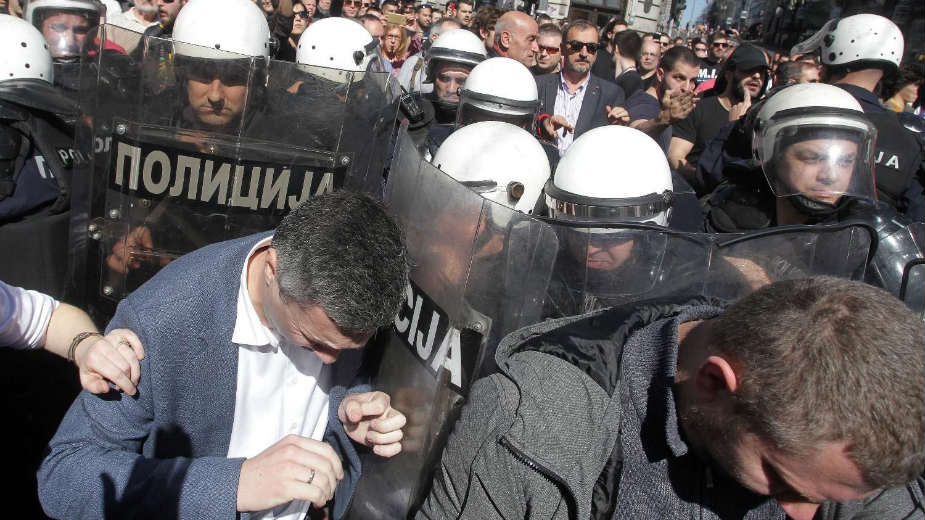 Vučić neuspešno pokušava da smiri pobunjene 1