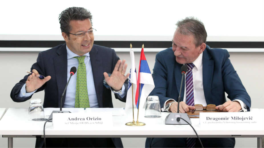 Sudovi zatvoreni, mediji tabloidni 1