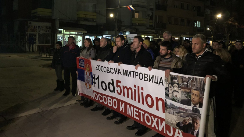 Učesnici protesta u Kosovskoj Mitrovici: Vučiću, nemaš pravo da deliš Kosovo 1