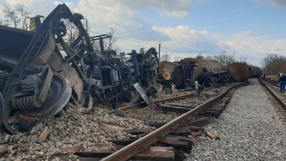 Voz iskliznuo sa šina u železničkoj stanici Brasina 1