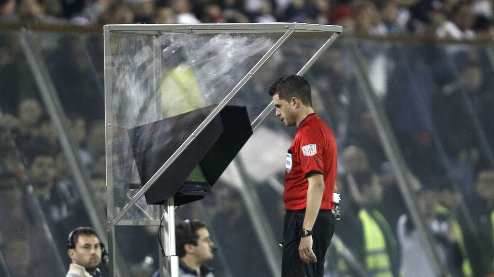 VAR sistem stiže u Superligu - šta to znači i koje su najveće prepreke 1 Sudija razmatra šta se desilo